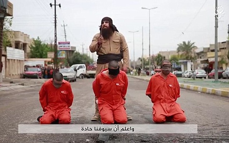 BINTEO-ΣΟΚ: Μαχητής του ISIS αποκεφαλίζει κρατούμενους