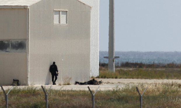 Η κυπριακή αστυνομία εκκενώνει το αεροδρόμιο – Ακροβολισμένοι ελεύθεροι σκοπευτές – ΦΩΤΟ