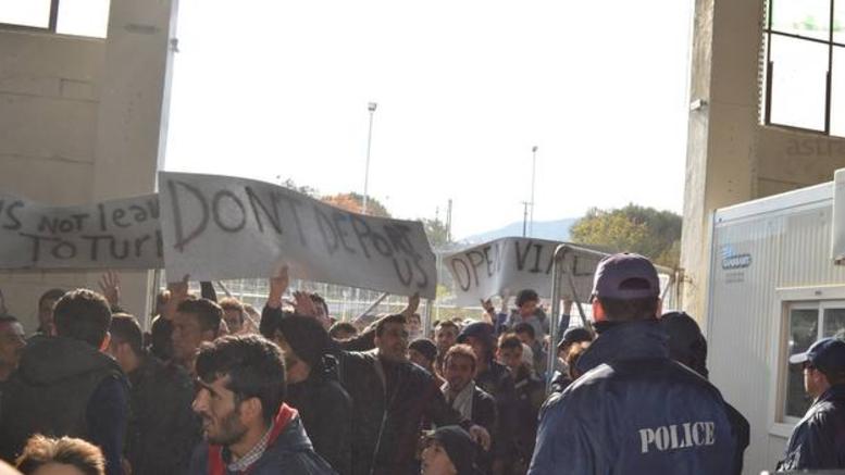 Με συνθήματα υποδέχθηκαν οι πρόσφυγες τον Τόσκα στη Χίο – ΒΙΝΤΕΟ