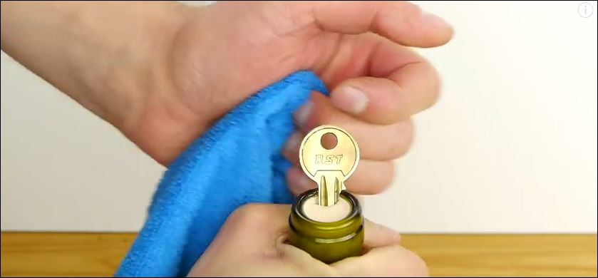 Πως να ανοίξετε ένα μπουκάλι κρασί με το κλειδί σας – ΒΙΝΤΕΟ