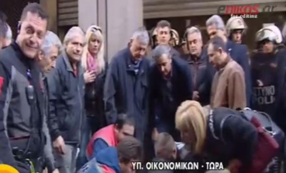 Τα ΜΑΤ καταγγέλλει η γυναίκα που τραυματίστηκε έξω από το ΥΠΟΙΚ – ΒΙΝΤΕΟ