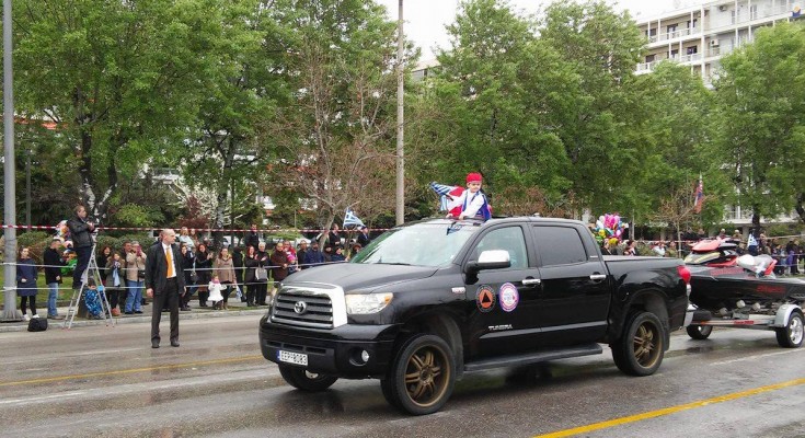 Το “τσολιαδάκι” που έκλεψε την παράσταση στη Θεσσαλονίκη – ΒΙΝΤΕΟ