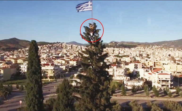 Ο 76χρονος που ρισκάρει τη ζωή του για την ελληνική σημαία – ΒΙΝΤΕΟ