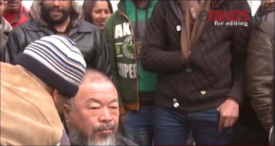 Ο ακτιβιστής Γουέι Γουέι κουρεύτηκε από πρόσφυγα κουρέα στην Ειδομένη – ΒΙΝΤΕΟ