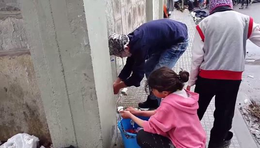 Άθλιες συνθήκες στην Ειδομένη – Οι μικροί πρόσφυγες πλένονται κάτω από μία βρύση – ΒΙΝΤΕΟ