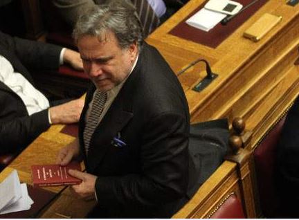 Ποιο βιβλίο κρατούσε ο Κατρούγκαλος στη Βουλή – ΦΩΤΟ