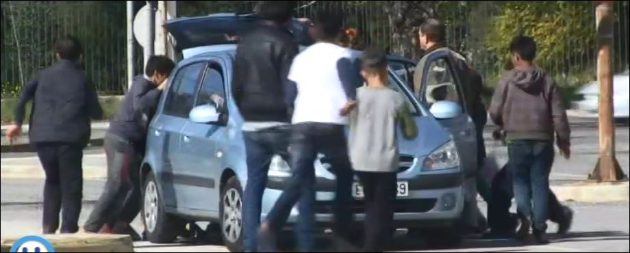 Τα παιδιά των προσφύγων τρέχουν για ένα κομμάτι ψωμί – ΒΙΝΤΕΟ