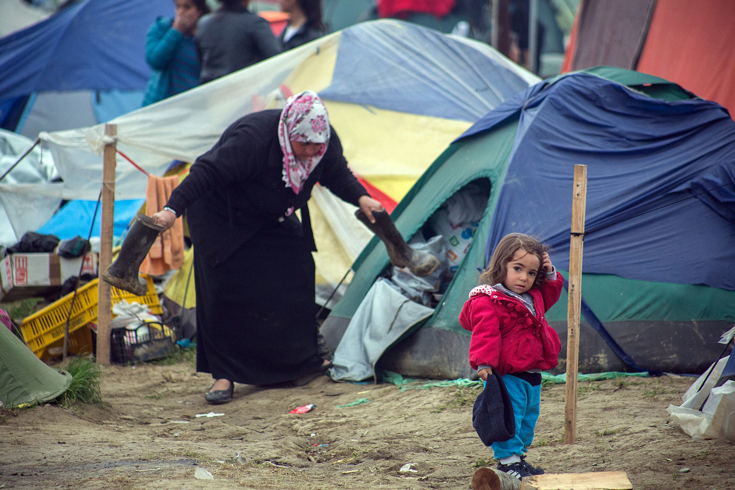“Παλεύουν” με τους ισχυρούς ανέμους οι πρόσφυγες στην Ειδομένη