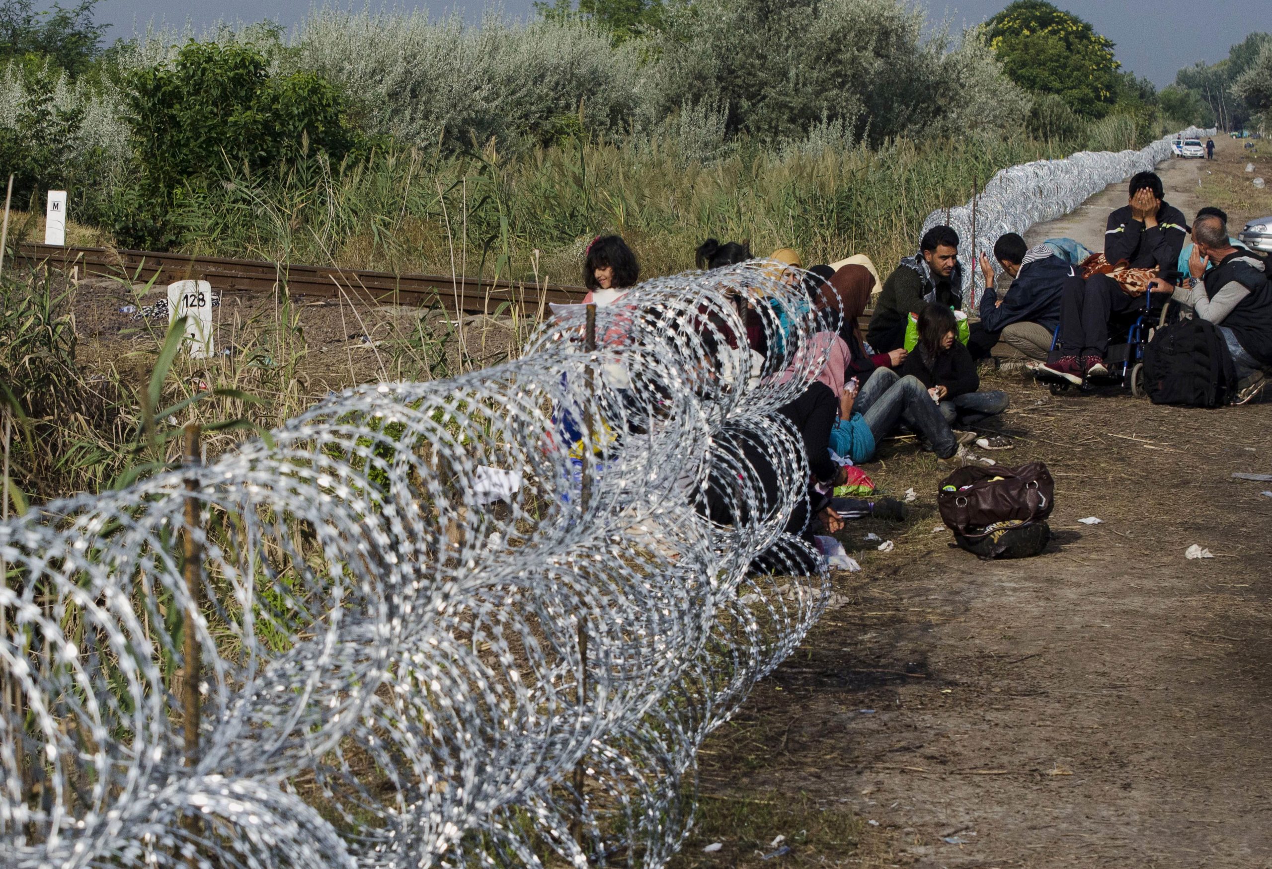 1.300 εγκλωβισμένοι πρόσφυγες στα σύνορα Σκοπίων-Σερβίας