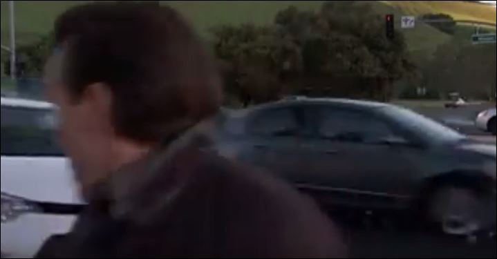 Δημοσιογράφος γλίτωσε από βέβαιο θάνατο «στον αέρα» – ΒΙΝΤΕΟ