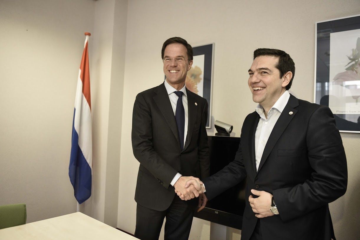 Η θερμή χειραψία του Τσίπρα με τον Ολλανδό πρωθυπουργό – ΦΩΤΟ