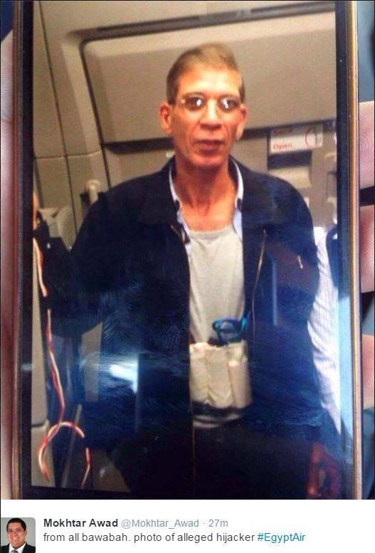 Παραδόθηκε ο αεροπειρατής – ΤΩΡΑ