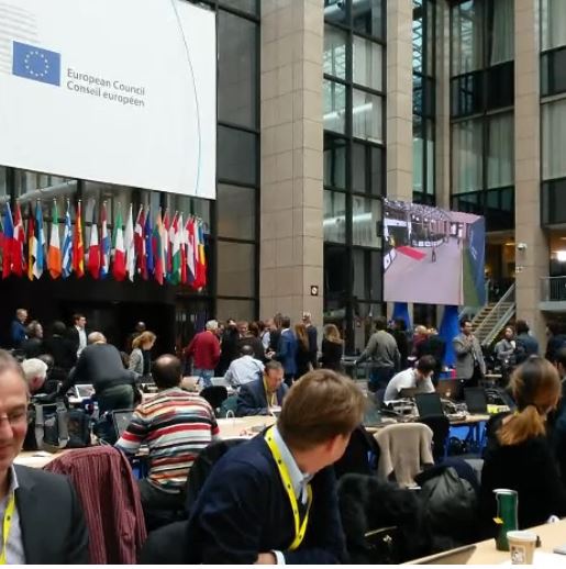 Τι συμβαίνει στην αίθουσα Τύπου όταν βγαίνει η είδηση στη Σύνοδο Κορυφής -ΒΙΝΤΕΟ