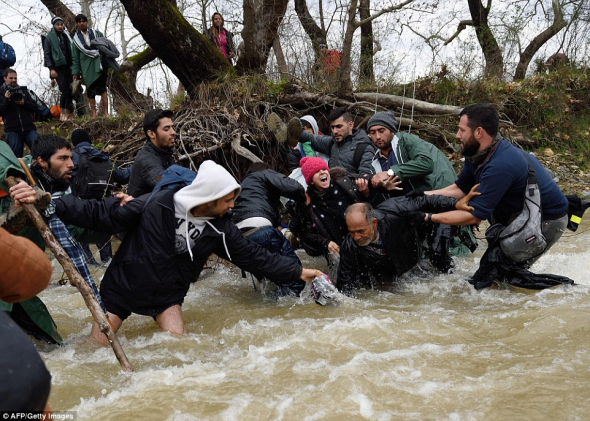 Περισσότεροι από 1.000 πρόσφυγες πέρασαν στα Σκόπια