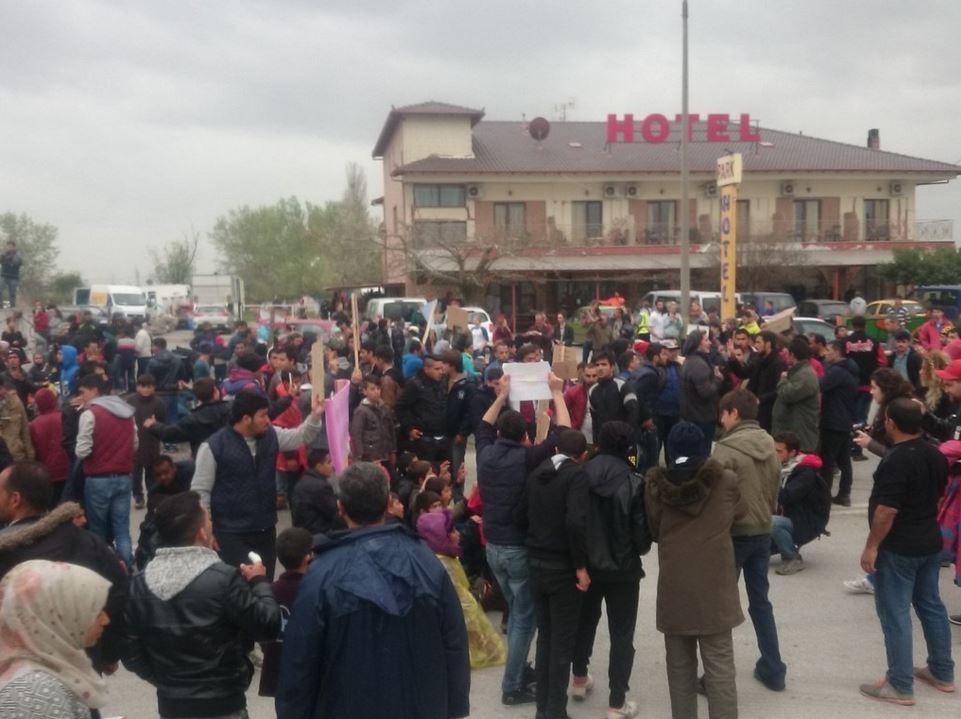 Πορεία διαμαρτυρίας προσφύγων στην Ειδομένη – ΦΩΤΟ