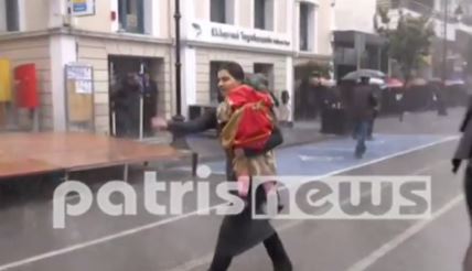 Η γυναίκα που παρέλασε στη βροχή με το παιδί της αγκαλιά – ΒΙΝΤΕΟ