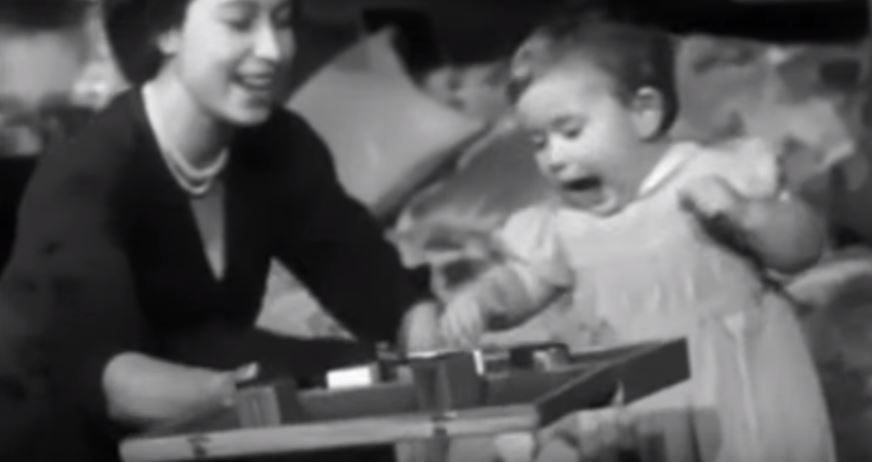 Η 23χρονη βασίλισσα Ελισάβετ παίζει με τον ενός έτους Κάρολο – BINTEO