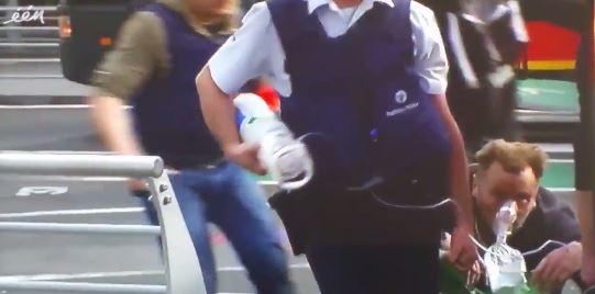 Μεταφέρουν τους τραυματίες από τις εκρήξεις – ΒΙΝΤΕΟ