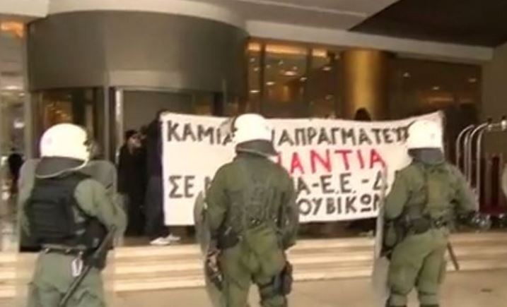 Ο «Ρουβίκωνας» σήκωσε πανό στη διαπραγμάτευση – ΒΙΝΤΕΟ