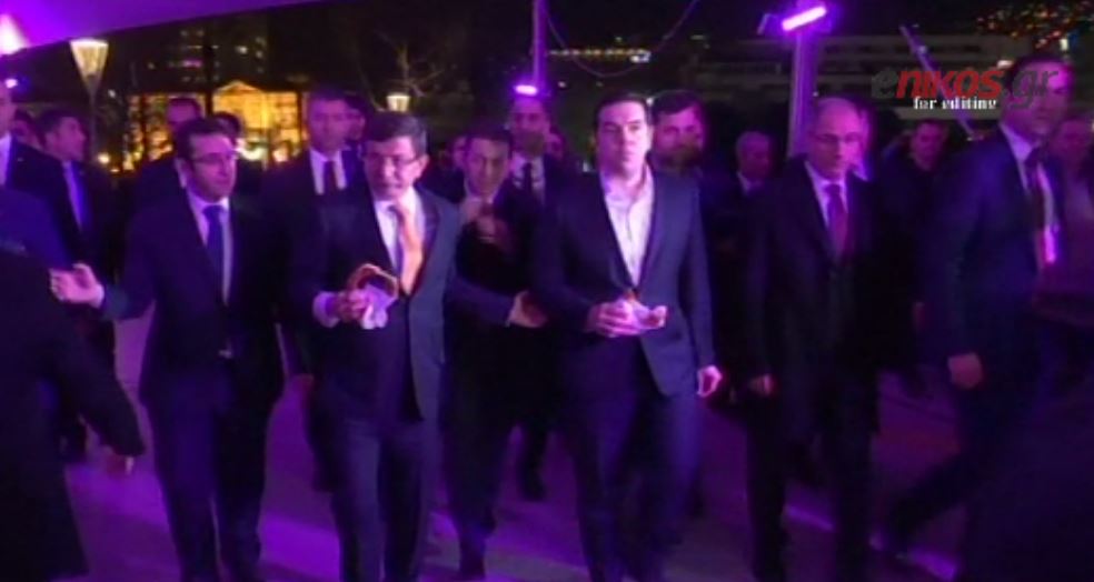 Ο νυχτερινός περίπατος Τσίπρα-Νταβούτογλου και το… κουλούρι – ΒΙΝΤΕΟ