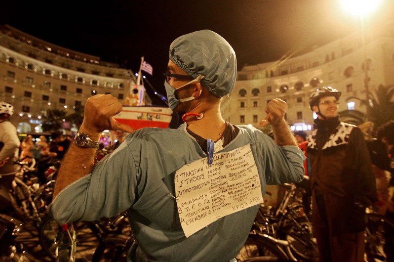 Μασκαράδες ποδηλάτες κατέκλυσαν την Θεσσαλονίκη – ΦΩΤΟ