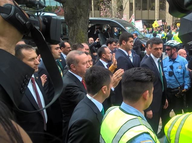 Ο Ερντογάν σε κλοιό αστυνομικών στην Ουάσιγκτον – ΦΩΤΟ
