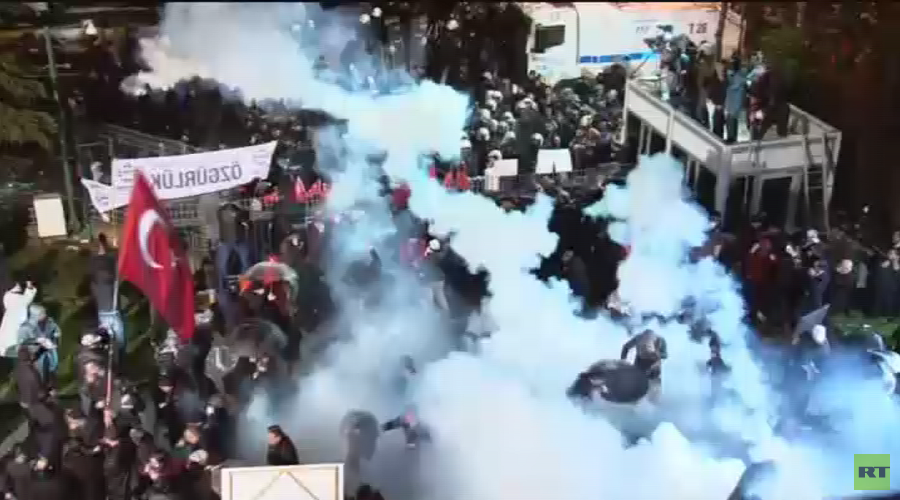 Έφοδος της τουρκικής αστυνομίας με δακρυγόνα στα γραφεία της εφημερίδας «Zaman» – ΒΙΝΤΕΟ