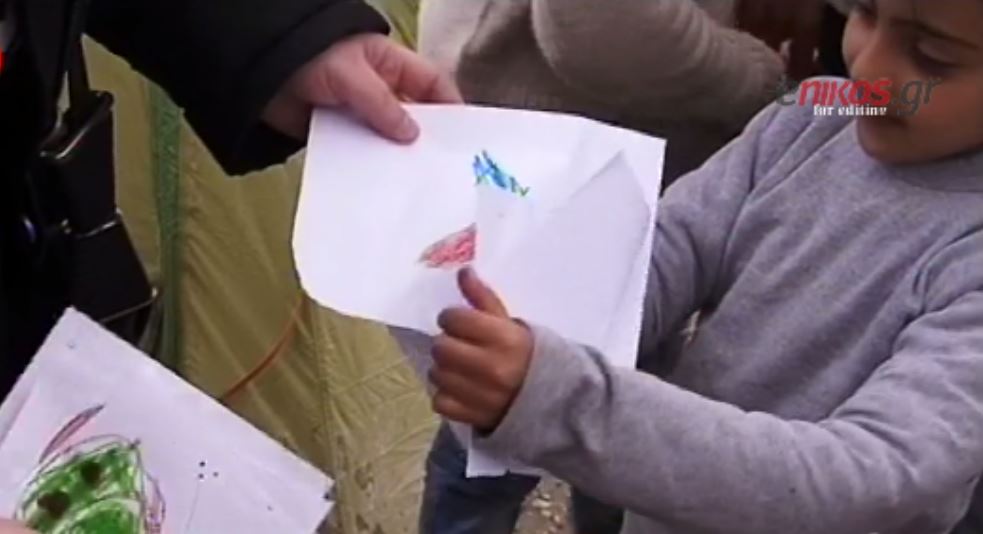 Οι συγκινητικές ζωγραφιές των παιδιών στην Ειδομένη – ΒΙΝΤΕΟ