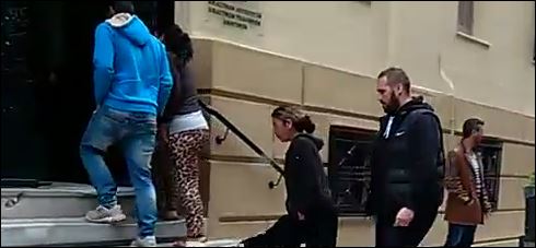 Στα δικαστήρια οι γονείς και η γιαγιά της 8χρονης που βρέθηκε σε κάδο σκουπιδιών – ΒΙΝΤΕΟ