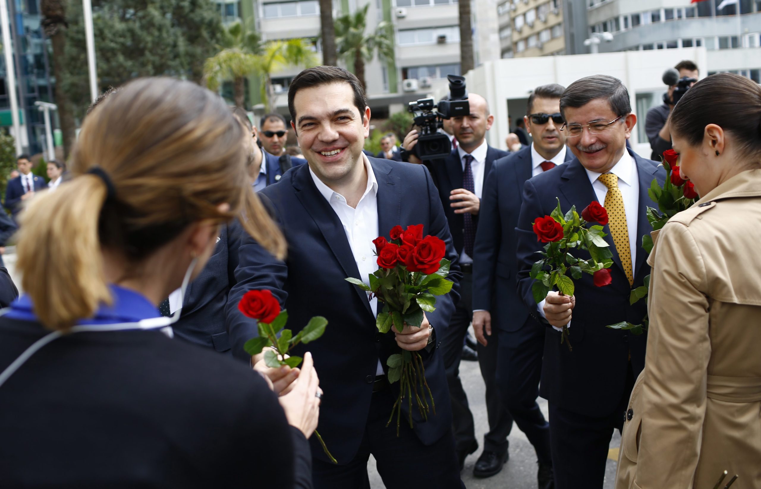 Ο Τσίπρας και ο Νταβούτογλου μοίρασαν τριαντάφυλλα σε γυναίκες δημοσιογράφους – ΒΙΝΤΕΟ