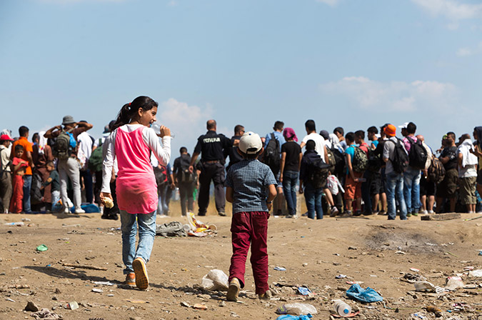 Χωρισμένοι σε δύο ομάδες οι πρόσφυγες στην Ειδομένη – BINTEO