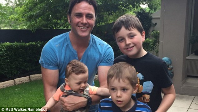 Έφτιαξε ένα μικρό ρομπότ για να βλέπει τα παιδιά του – ΒΙΝΤΕΟ