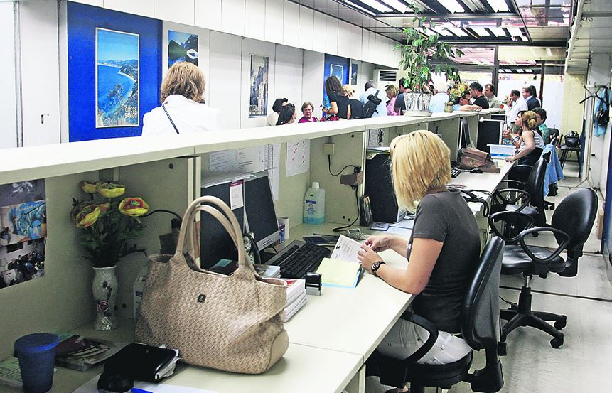 Αυξάνουν τους φόρους για μισθούς των 650 ευρώ