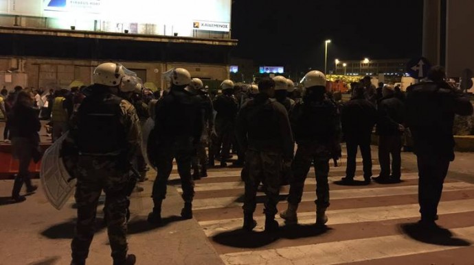 ΤΩΡΑ – Ηρεμία στο λιμάνι του Πειραιά, σε επιφυλακή ΜΑΤ και Λιμενικό