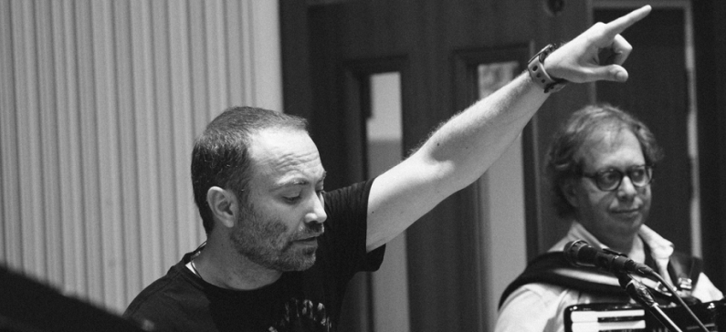 Συνθέτει ελληνική μουσική σε διεθνές επίπεδο