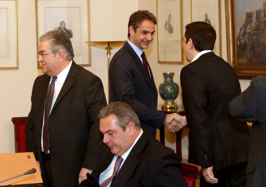 Τα χαμόγελα και οι χειραψίες στο παρασκήνιο της σύσκεψης των πολιτικών αρχηγών – ΦΩΤΟ