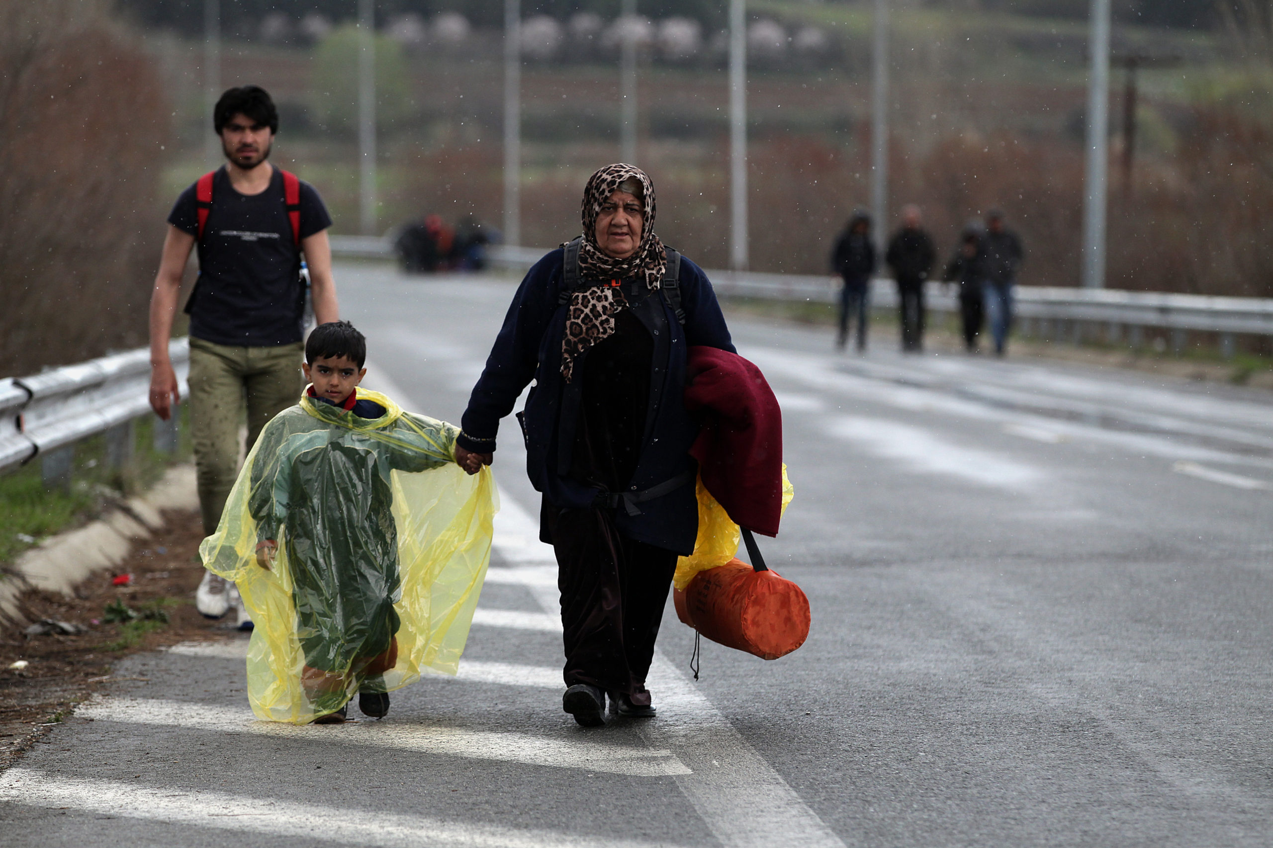 Συγκλονιστικές ΦΩΤΟ – Πρόσφυγες περπατούν προς την Ειδομένη μέσα στη βροχή