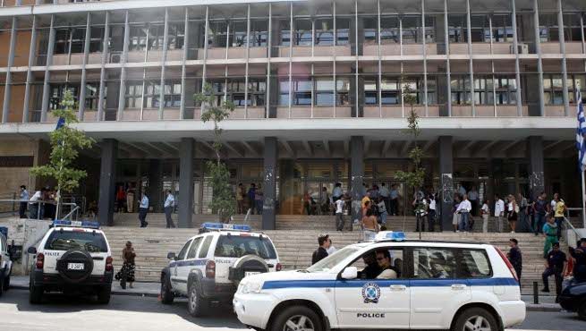 Δικηγόροι απέκλεισαν το δικαστικό μέγαρο Θεσσαλονίκης