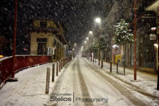 ΤΩΡΑ – Το έστρωσε στο Καρπενήσι, πυκνή χιονόπτωση στην Ευρυτανία – ΦΩΤΟ