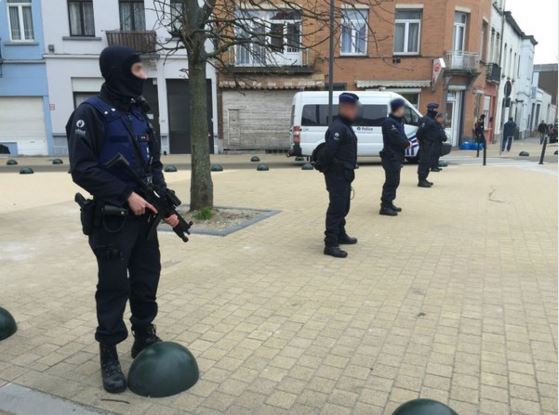 Τραυματισμένος και περικυκλωμένος από την αστυνομία ο μακελάρης του Παρισιού