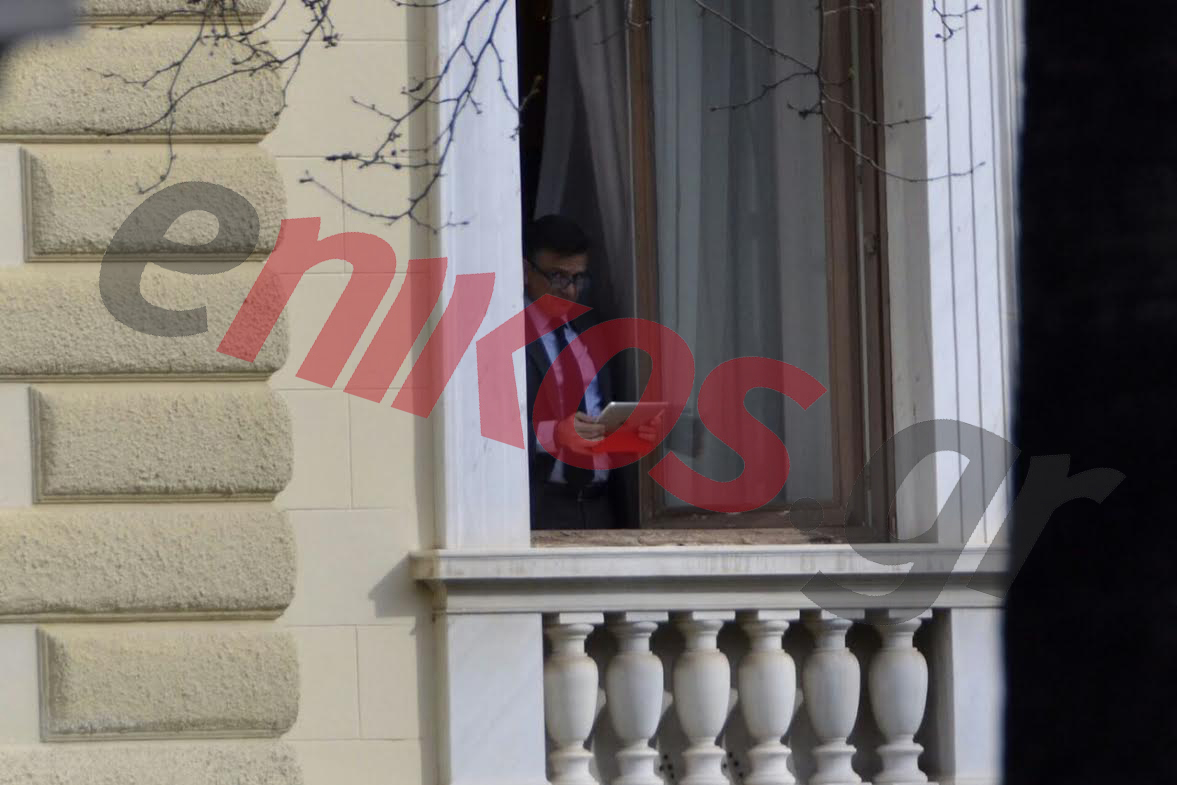 Ο Θάνος Μωραΐτης με τo tablet στο παράθυρο του Προεδρικού – ΦΩΤΟ