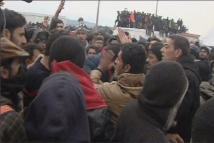 Μαρτυρία σοκ – Καλούν τους πρόσφυγες να προκαλέσουν επεισόδια για να περάσουν τα σύνορα – ΒΙΝΤΕΟ