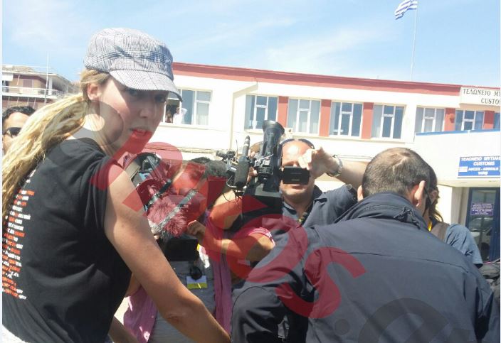 Οι προσαγωγές και η διαδήλωση των αλλοδαπών στο λιμάνι της Μυτιλήνης – ΦΩΤΟ