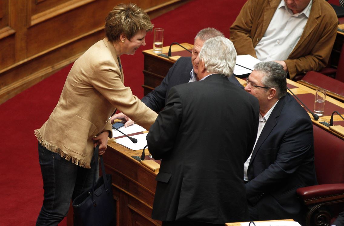 Τα χαμόγελα και η χειραψία της Γεροβασίλη με τον Κουτσούμπα – ΦΩΤΟ