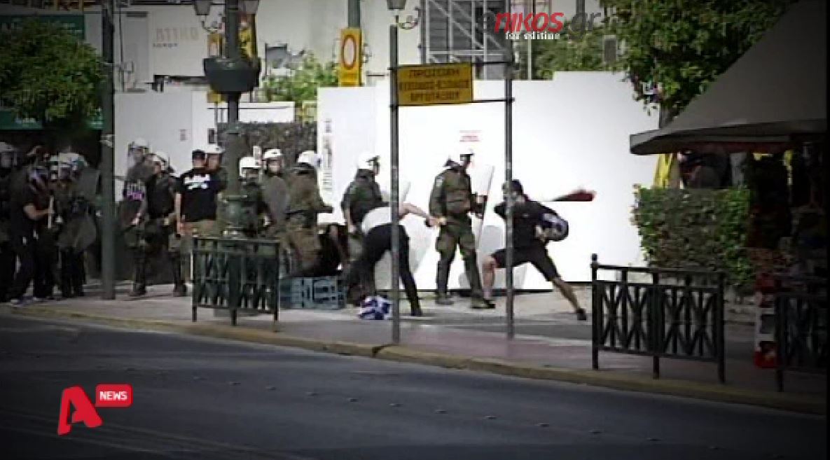 Άγριες συμπλοκές στον Πειραιά – ΒΙΝΤΕΟ