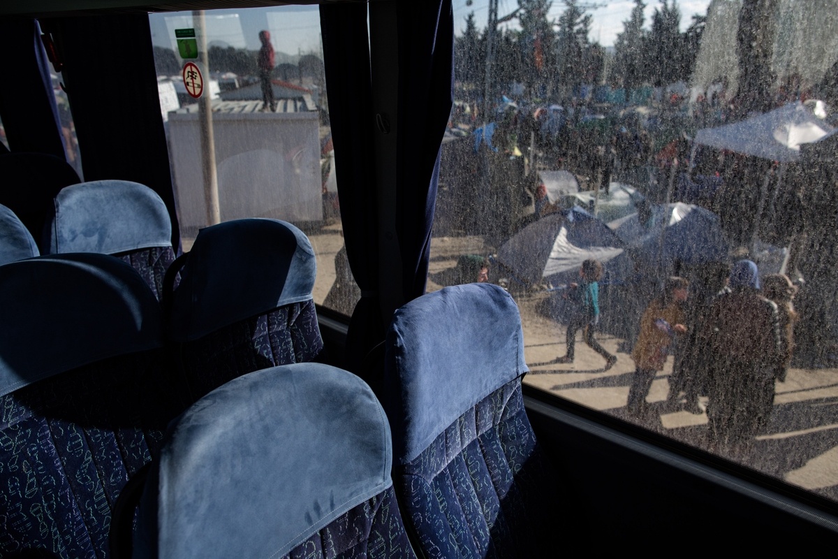 Αρνούνται να μπουν στα πούλμαν οι πρόσφυγες του Πειραιά – ΒΙΝΤΕΟ