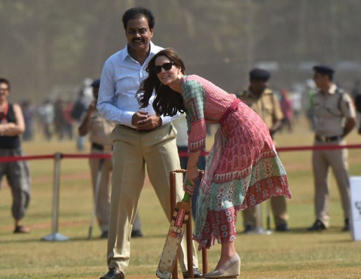 Η Κέιτ Μίντλετον παίζει κρίκετ και διασκεδάζει σαν μικρό παιδί – ΦΩΤΟ