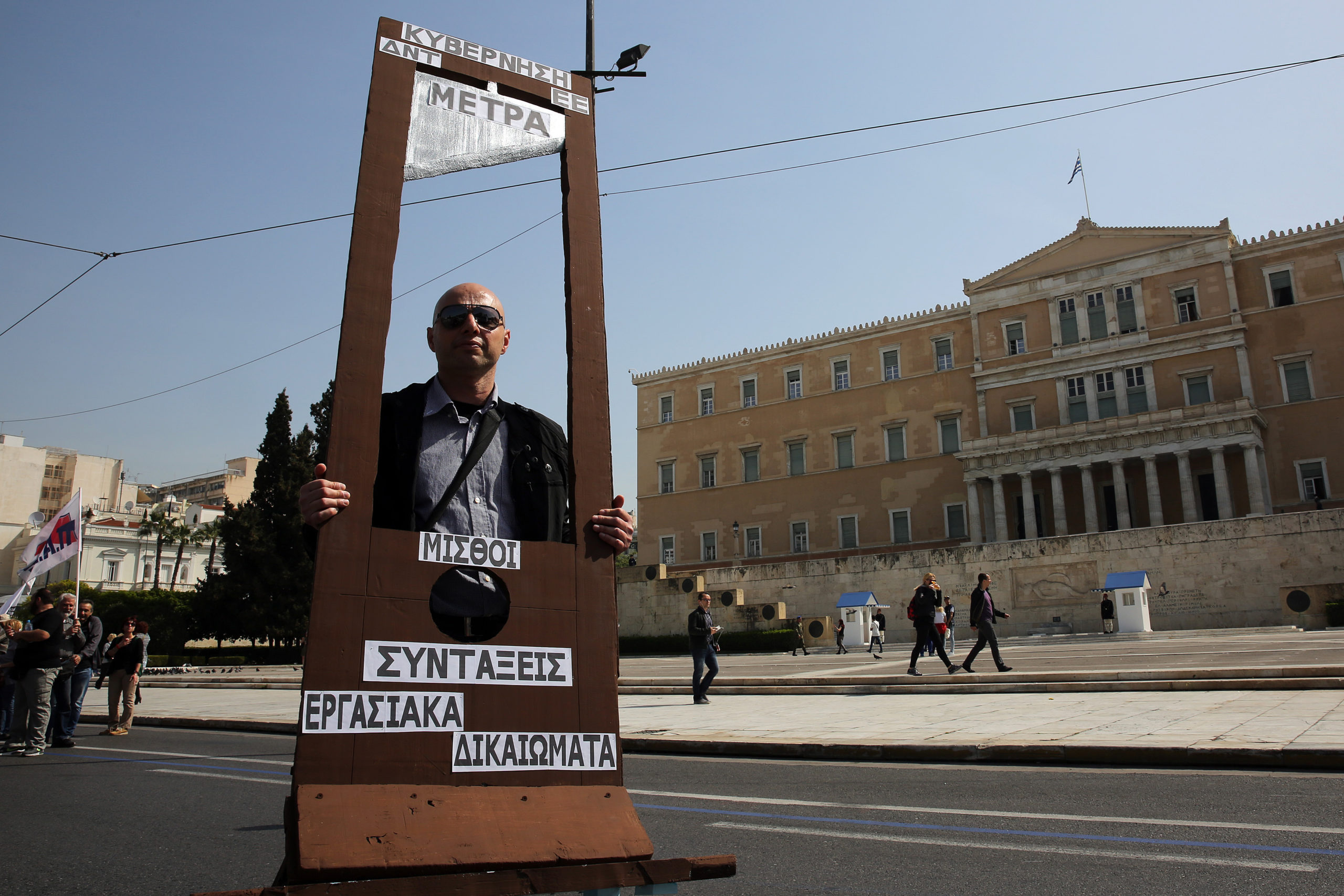 Διαδηλωτές έκαψαν …λαιμητόμο έξω από τη Βουλή – ΦΩΤΟ