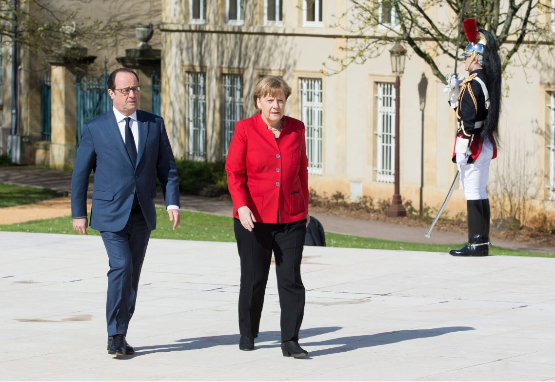 Επίσκεψη της Μέρκελ στη Γαλλία – Η υποδοχή από τον Ολάντ – ΦΩΤΟ