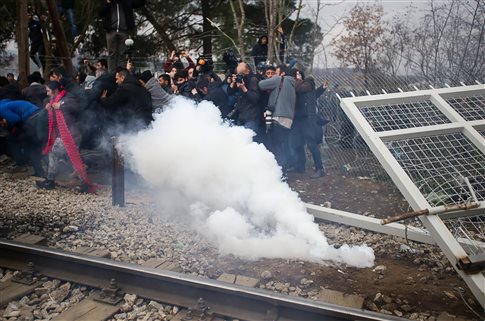 Επεισόδια στην Ειδομένη – Πρόσφυγες προσπάθησαν να ρίξουν τον φράχτη